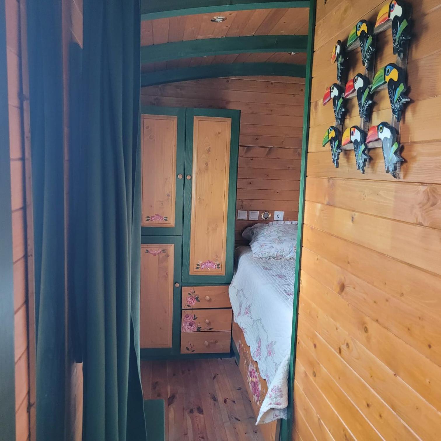 roulotte maisonthiers Blanot  Extérieur photo